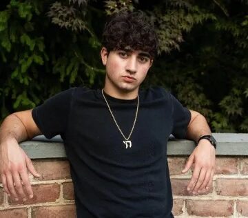 Rejeitado por 15 universidades, jovem vende segunda startup aos 19 anos