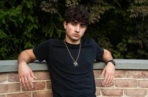 Rejeitado por 15 universidades, jovem vende segunda startup aos 19 anos