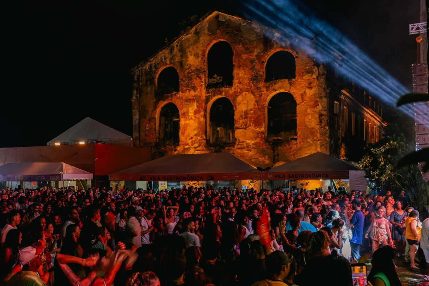 Mercado Iaô celebra aniversário de Salvador com show da Timbalada e público de mais de 3 mil pessoas