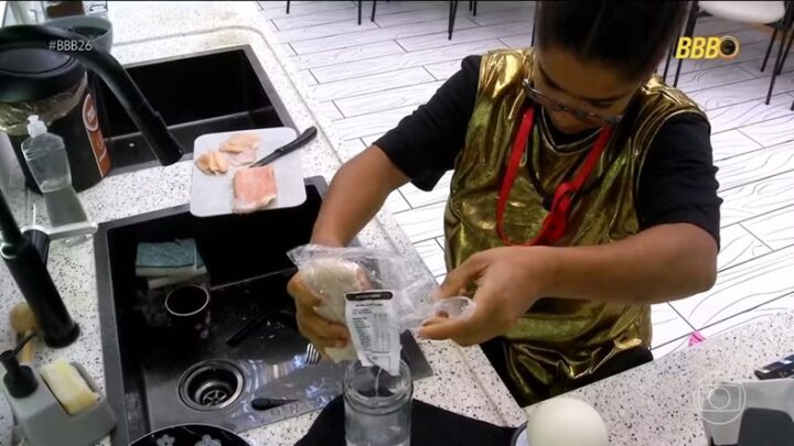 Milena leva advertência após preparar ‘suco’ com água de frango no BBB 26