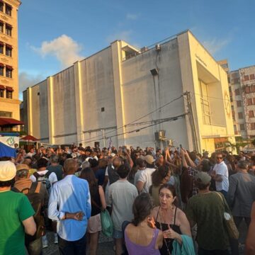 Praça Castro Alves ganha estátua em homenagem a Moraes Moreira; veja como ficou