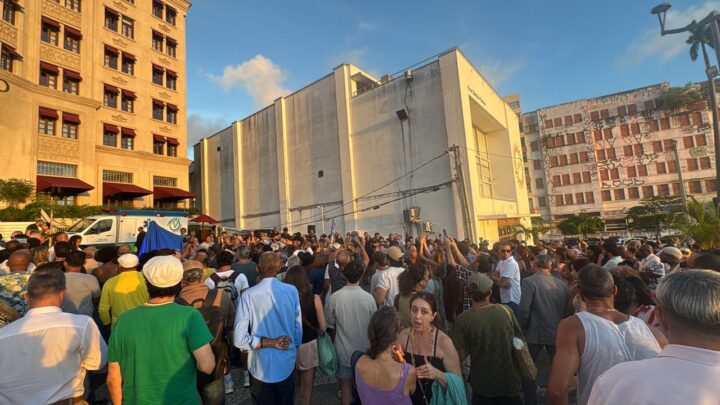 Praça Castro Alves ganha estátua em homenagem a Moraes Moreira; veja como ficou