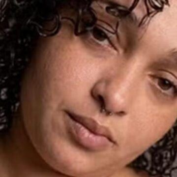 Mulher leva soco de homem, cai, bate cabeça no chão e morre na Bahia