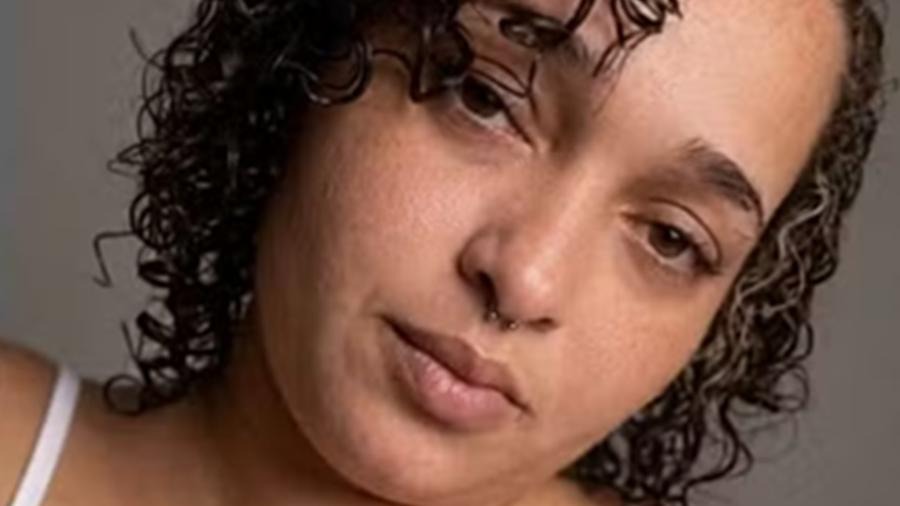 Mulher leva soco de homem, cai, bate cabeça no chão e morre na Bahia