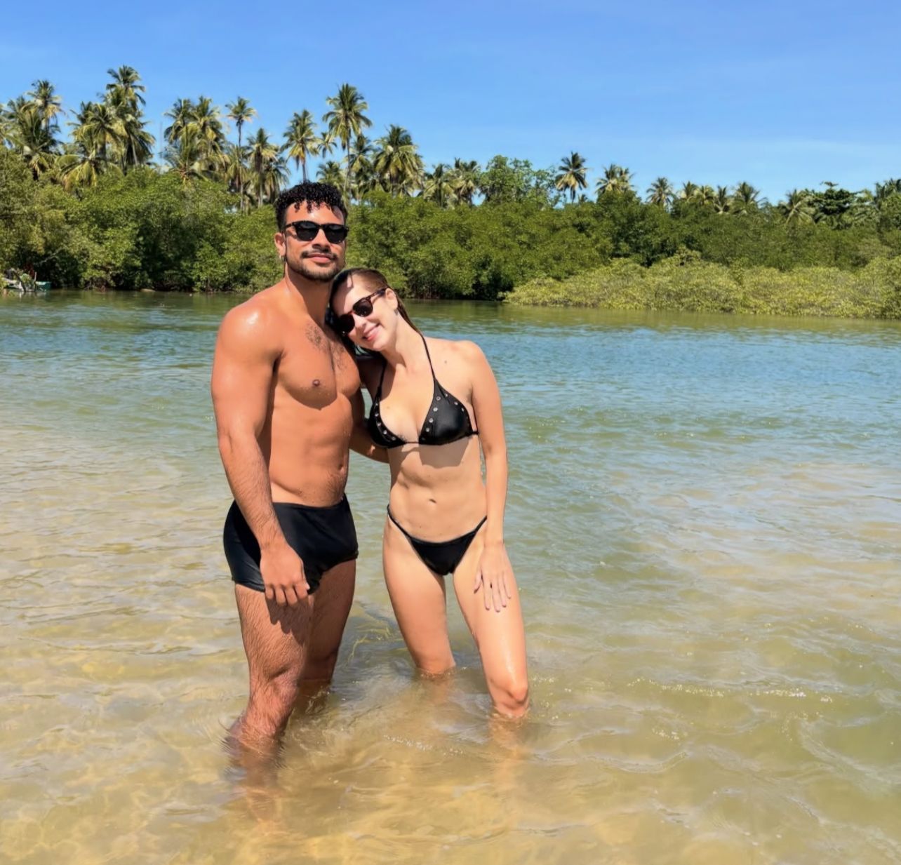 Sophia Abrahão e Sérgio Malheiros visitam Moreré durante temporada na Bahia