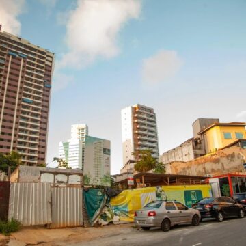 Adeus, mansões: onda de demolições de casas de alto padrão muda a cara do Caminho das Árvores