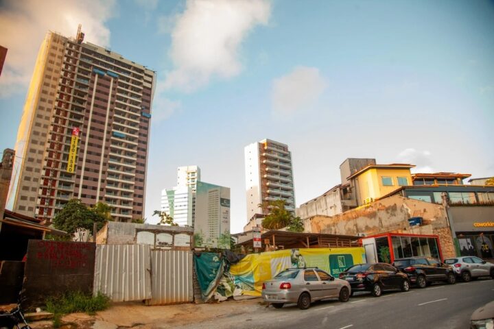 Adeus, mansões: onda de demolições de casas de alto padrão muda a cara do Caminho das Árvores