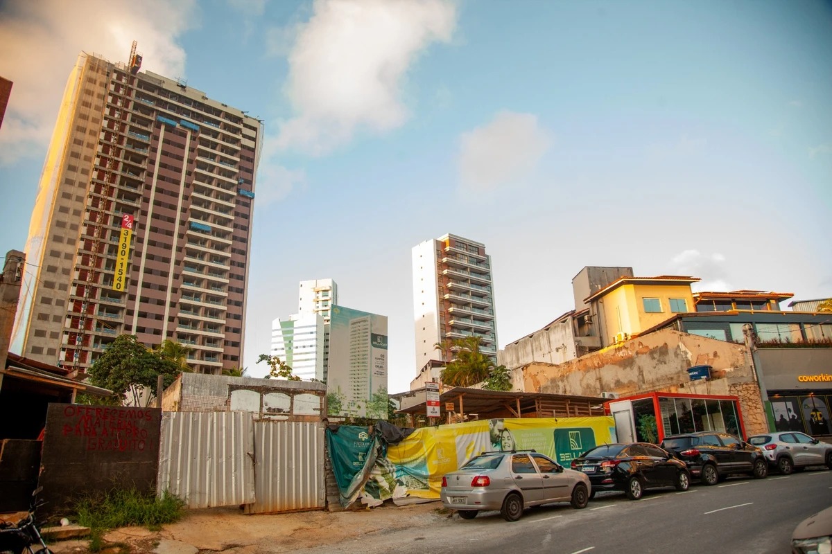 Adeus, mansões: onda de demolições de casas de alto padrão muda a cara do Caminho das Árvores