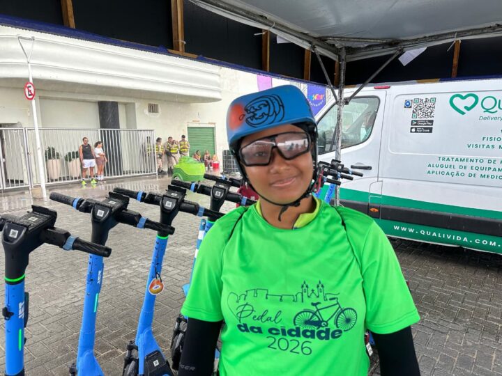 Prefeitura distribui capacetes adaptados para penteados afro durante o Viver Salvador