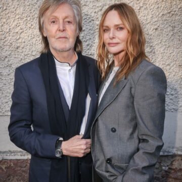 Foto rara: Paul McCartney prestigia desfile da filha Stella McCartney na Semana de Moda de Paris