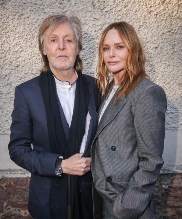 Foto rara: Paul McCartney prestigia desfile da filha Stella McCartney na Semana de Moda de Paris