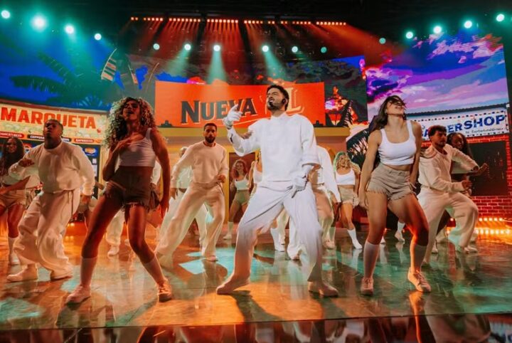 Pedro Sampaio interpreta Bad Bunny no Super Bowl em quadro especial no Domingão