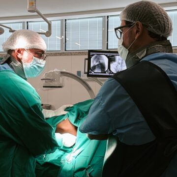 Paciente na Bahia recebe tratamento experimental com enzima para lesão medular