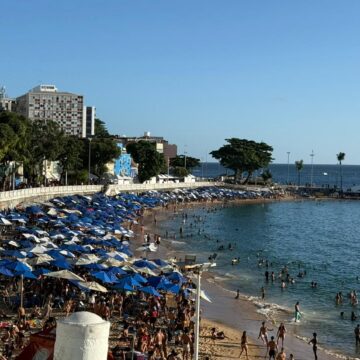 Após dias de chuva, baianos e turistas lotam praia no Porto da Barra