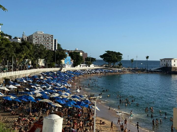 Após dias de chuva, baianos e turistas lotam praia no Porto da Barra