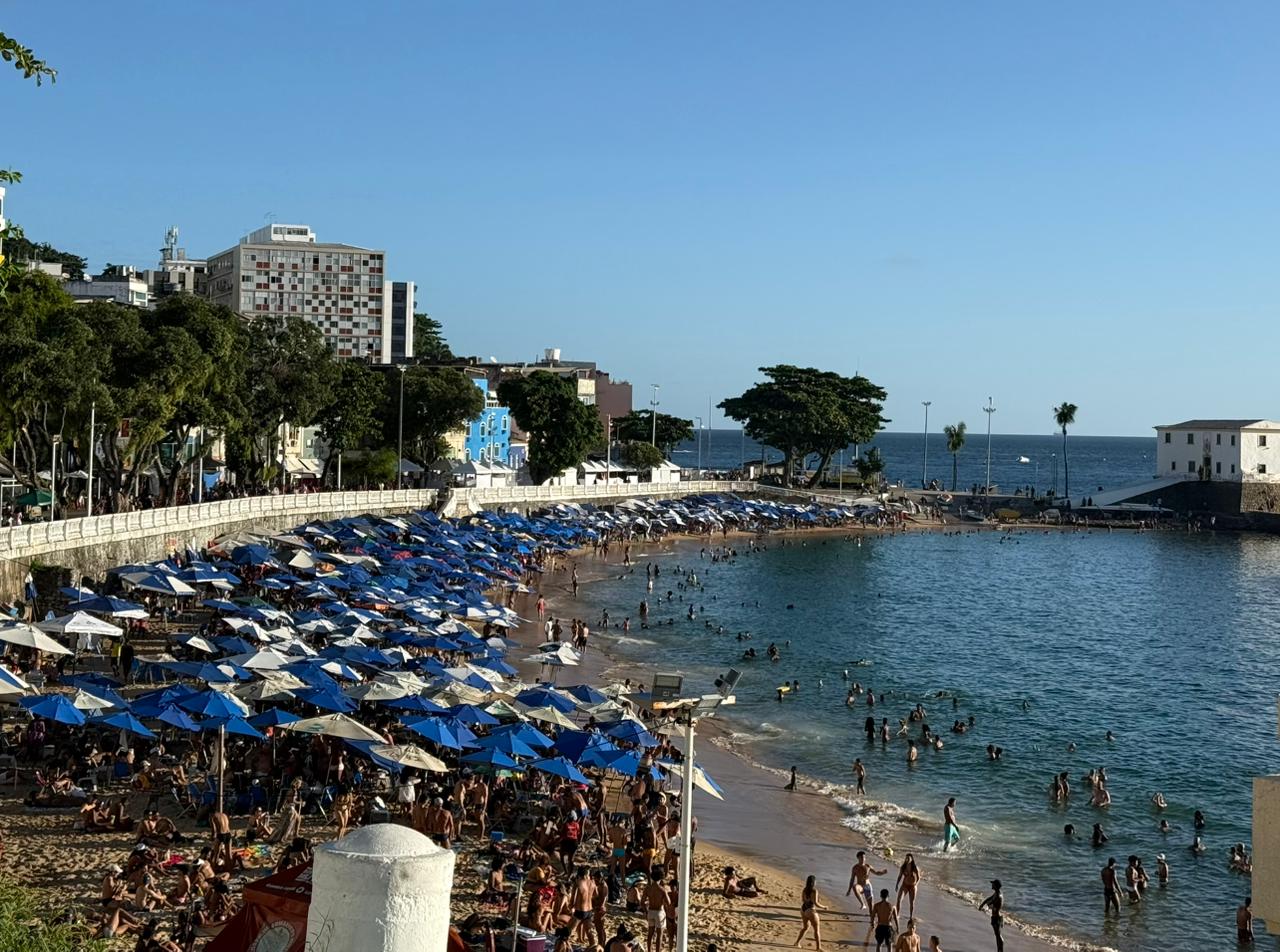 Após dias de chuva, baianos e turistas lotam praia no Porto da Barra