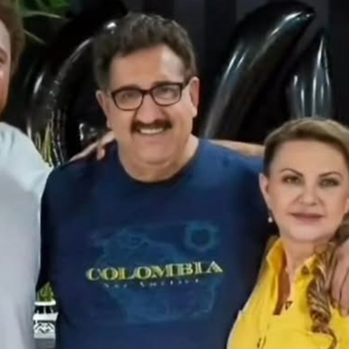 Discreto, Ratinho reúne os três filhos em foto inédita com a esposa