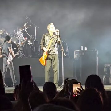 Tony Bellotto homenageia médico após cirurgia durante show dos Titãs em SP