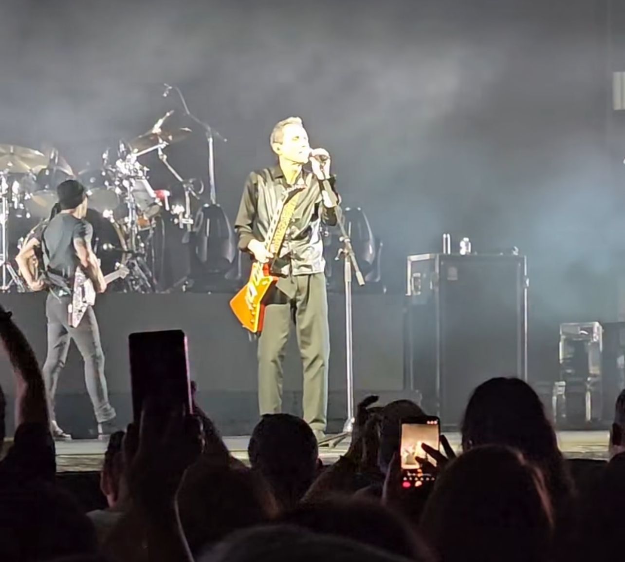 Tony Bellotto homenageia médico após cirurgia durante show dos Titãs em SP