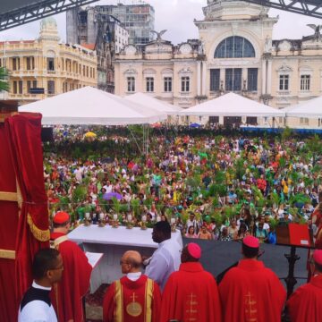 Procissão de Domingo de Ramos reúne fiéis no Centro Histórico de Salvador