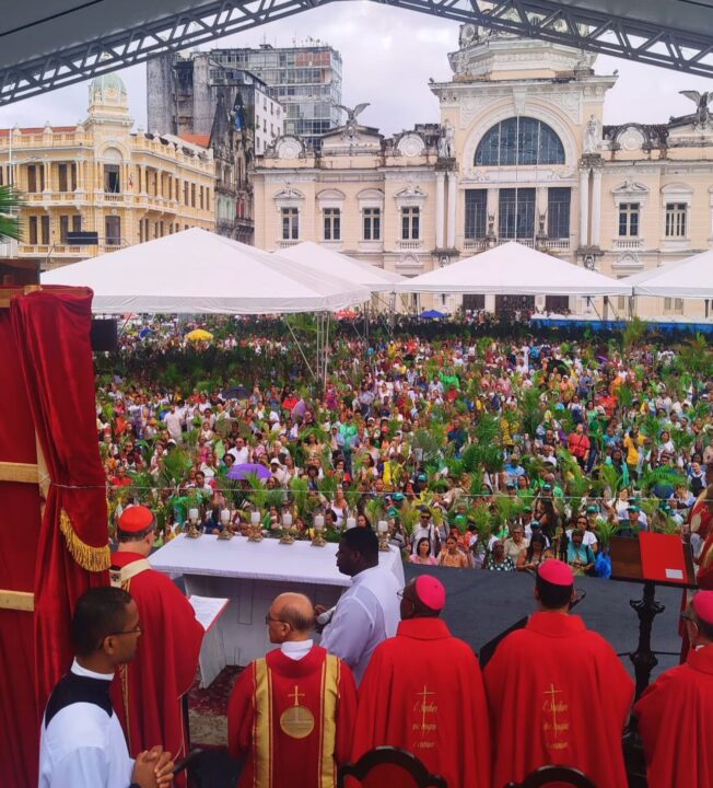 Procissão de Domingo de Ramos reúne fiéis no Centro Histórico de Salvador