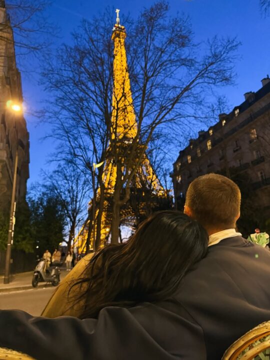 Jade Picon e André Lamoglia curtem momentos de romance em Paris durante semana de moda