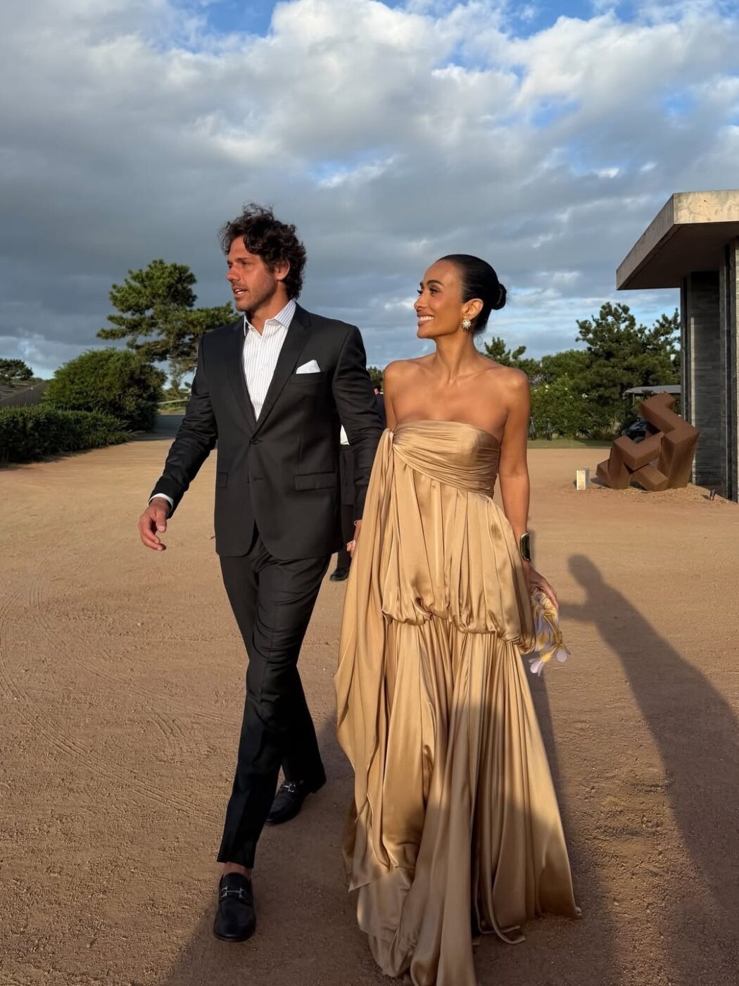 Silvia Braz é madrinha de casamento no Uruguai ao lado do namorado Rômolo Holsback