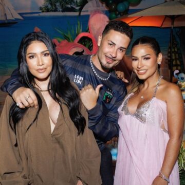 Carlinhos Maia posa com Simone e Simaria em festa