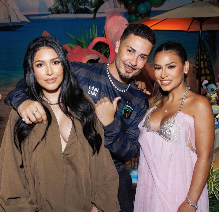Carlinhos Maia posa com Simone e Simaria em festa