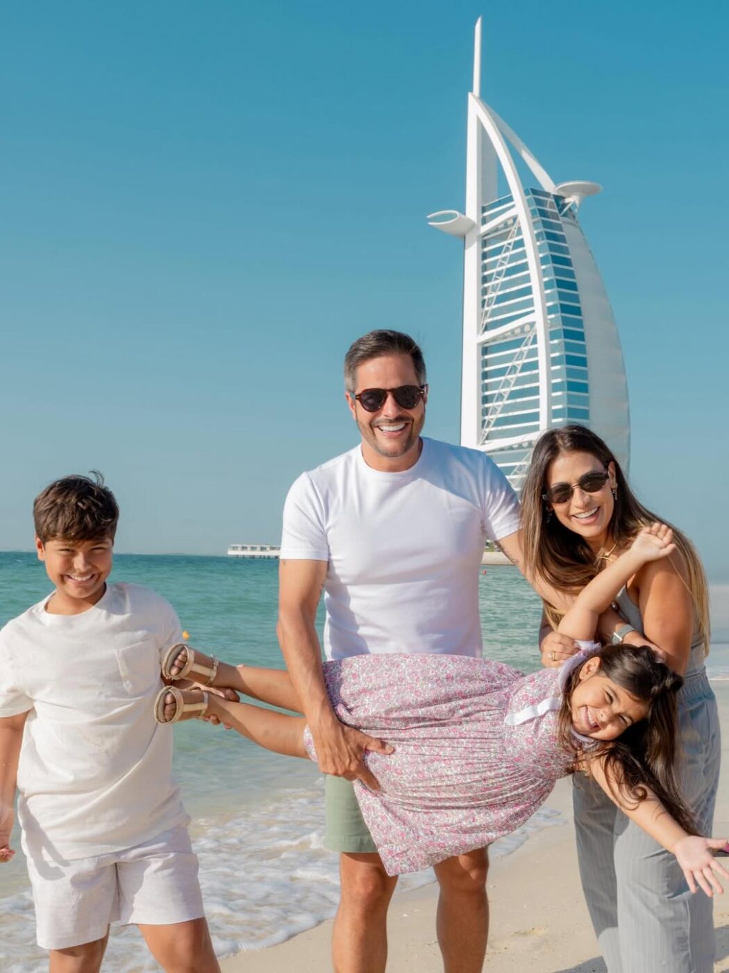 Simone Mendes abre álbum de viagem em família a Dubai
