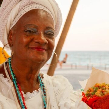Desenganada aos 7 anos, baiana de Salvador desafia a medicina há 65 anos vendendo acarajé