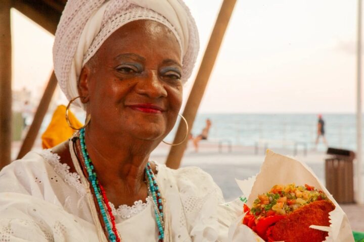 Desenganada aos 7 anos, baiana de Salvador desafia a medicina há 65 anos vendendo acarajé