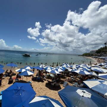 Mesmo com tempo instável, praias de Salvador seguem movimentadas neste sábado (28)