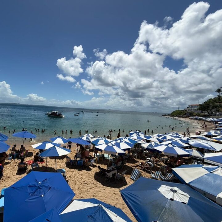 Mesmo com tempo instável, praias de Salvador seguem movimentadas neste sábado (28)