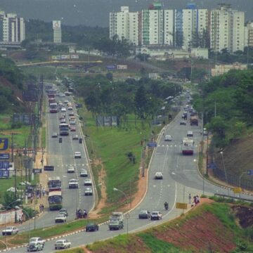 Tudo mato? Saiba como era a Avenida Paralela há 30 anos