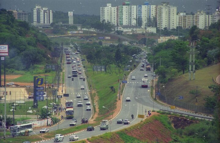Tudo mato? Saiba como era a Avenida Paralela há 30 anos