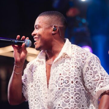 Uel lança novo audiovisual gravado no Candyall com releituras de sucessos