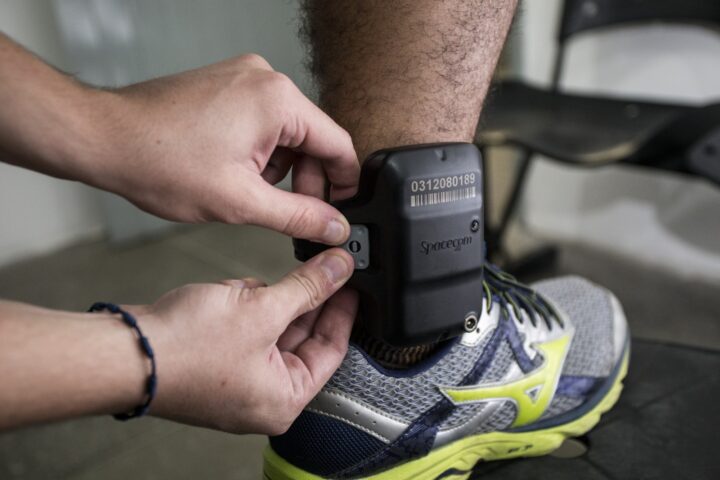 Vereadora propõe uso de tornozeleiras eletrônicas para monitorar agressores de mulheres em Salvador