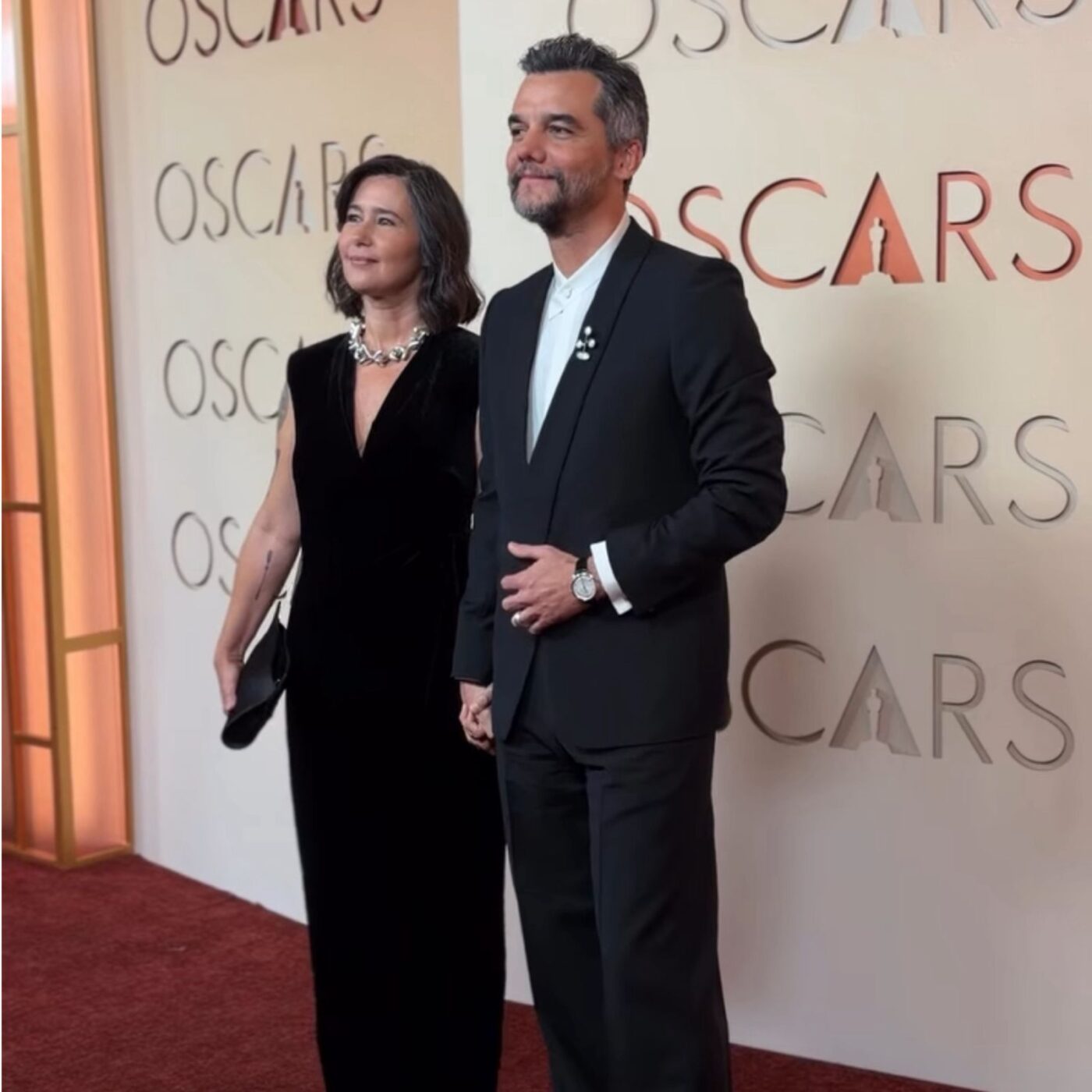 Wagner Moura chega ao tapete vermelho do Oscar 2026 acompanhado da esposa Sandra Delgado