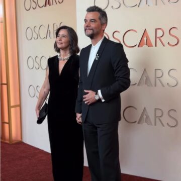 Wagner Moura chega ao tapete vermelho do Oscar 2026 acompanhado da esposa Sandra Delgado