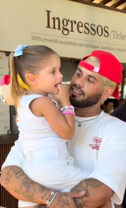 Zé Felipe leva filhos ao Projeto Tamar durante viagem à Bahia; veja fotos