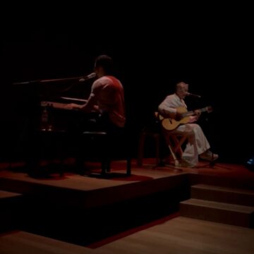 Zeca Veloso canta com Caetano Veloso em show de estreia da turnê em São Paulo; veja vídeo