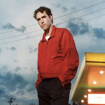 Filho de Caetano, Zeca Veloso comemora aniversário com show em São Paulo