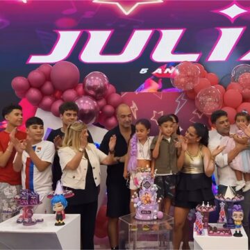 Aos 63 anos, Zezé Di Camargo faz aparição com a esposa, filhas e netos em festa especial