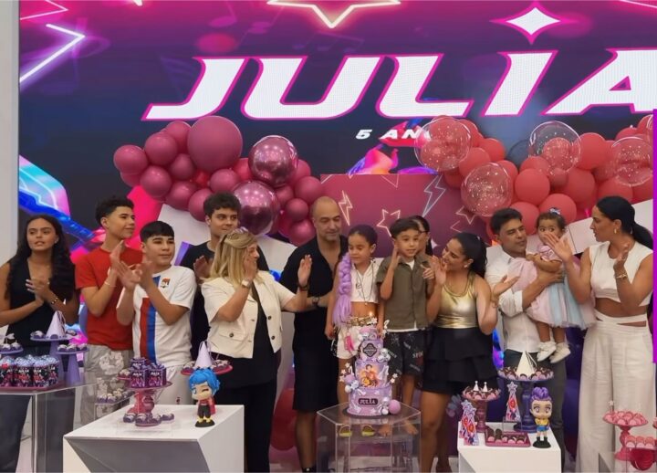 Aos 63 anos, Zezé Di Camargo faz aparição com a esposa, filhas e netos em festa especial