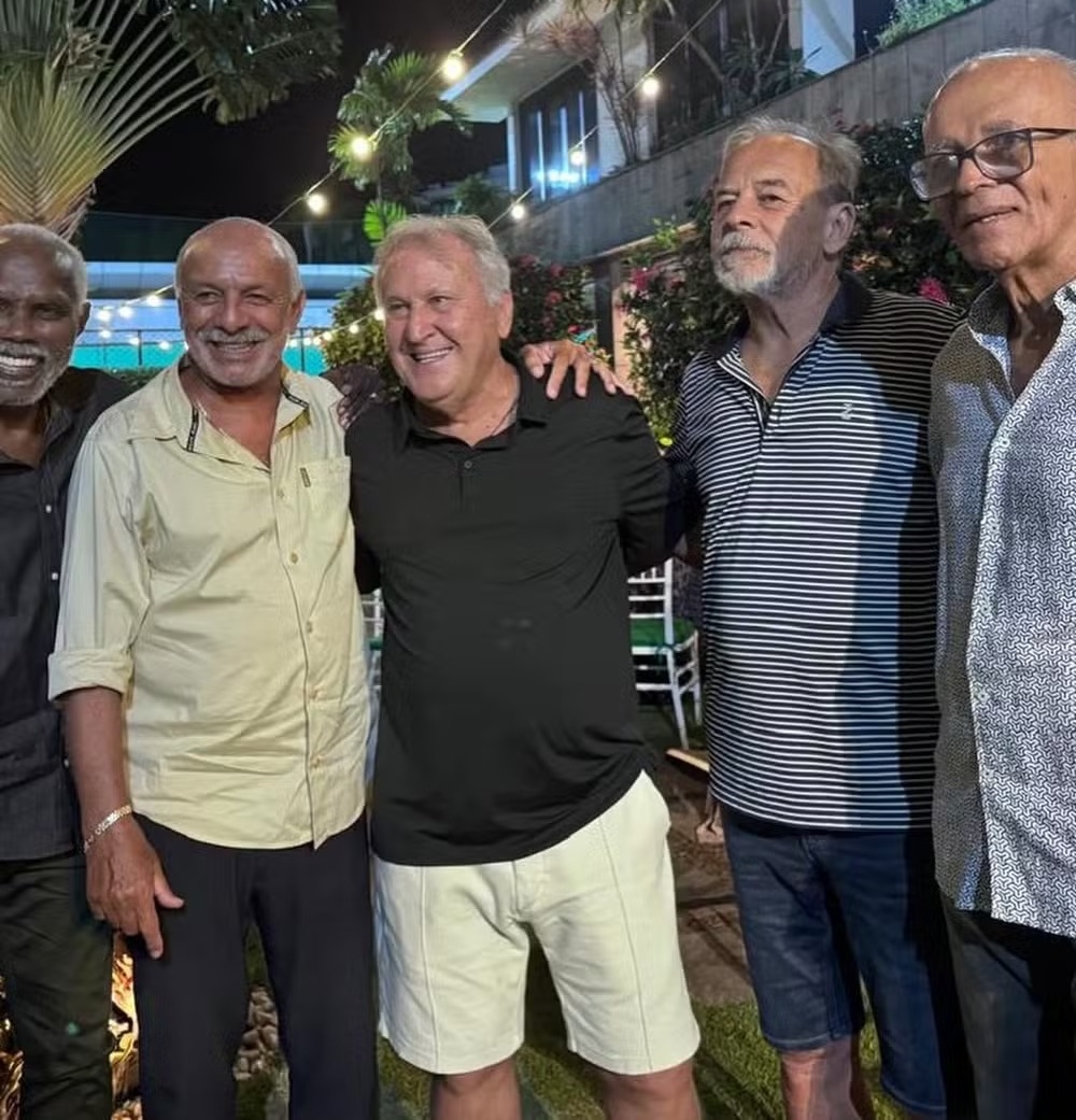 Zico celebra 73 anos ao lado da família e de ex-jogadores no Rio de Janeiro