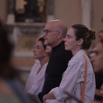 Ana Paula Renault, campeã do BBB 26, participa de missa de sétimo dia do pai em BH