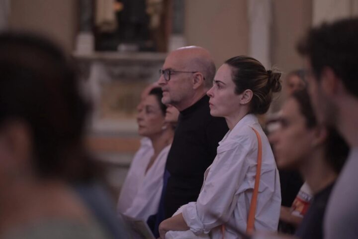 Ana Paula Renault, campeã do BBB 26, participa de missa de sétimo dia do pai em BH