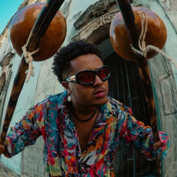 Solo de berimbau de Raysson Lima, filho de Tonho Matéria, se destaca em turnê com a NEOJIBA na China