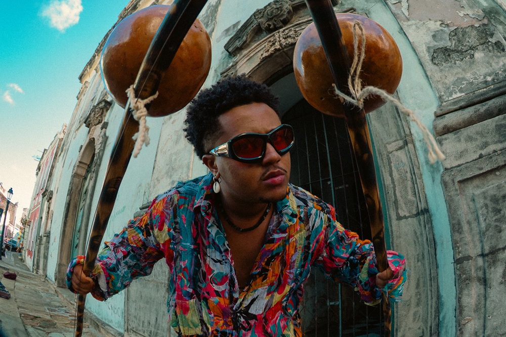 Solo de berimbau de Raysson Lima, filho de Tonho Matéria, se destaca em turnê com a NEOJIBA na China